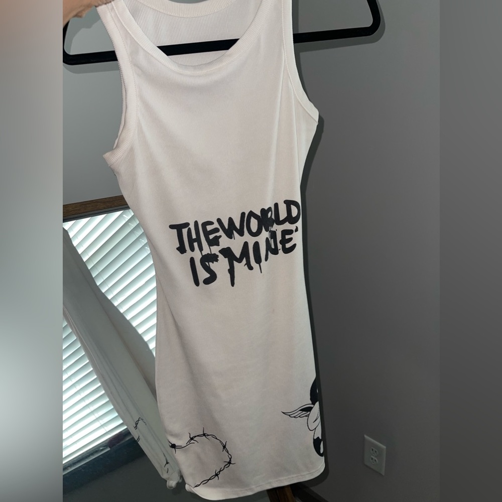 -White graphic dress